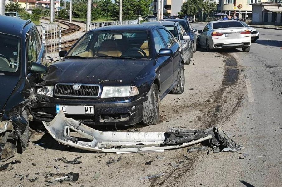 Обвиняват джигит, помлял 8 коли в жк Обеля след гонка с полицията