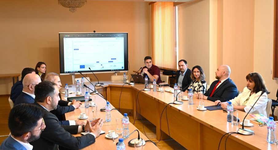 Министър Ефремова се запозна с напредъка по изграждането на Националната платформа за обучения (СНИМКИ)