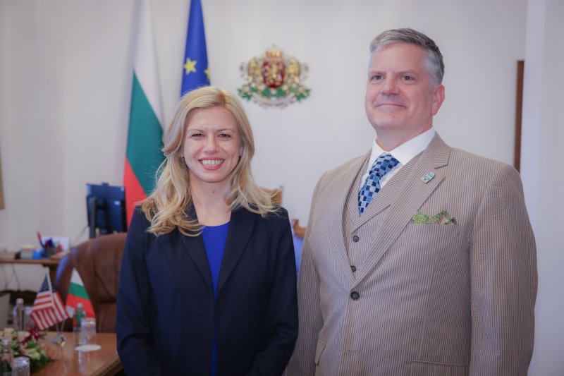 Михаела Доцова разговаря с временно управляващия посолството на САЩ в София Х. Мартин Макдауъл (СНИМКИ)