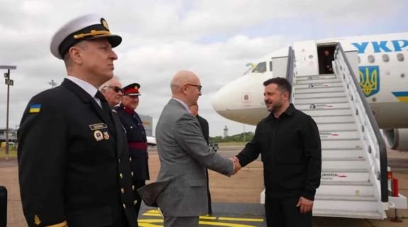 Зеленски пристигна на работно посещение във Великобритания