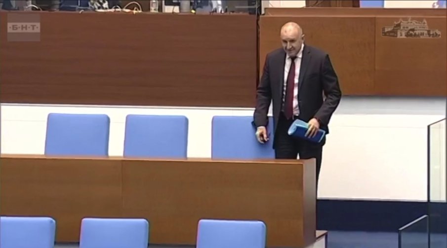 ЛЮБОПИТНО! Вижте как посрещнаха Радев в парламента (ВИДЕО)