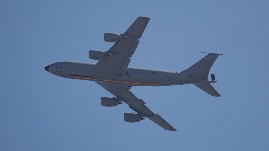Американските военни самолети напускат летището в София