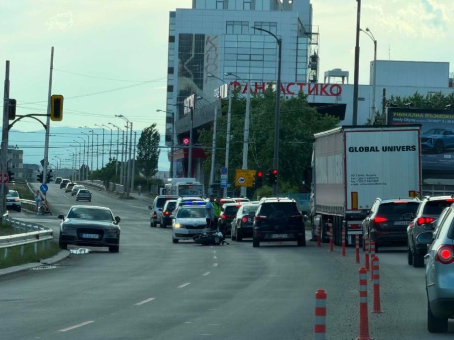 Катастрофа затруднява движението по бул. „Владимир Вазов“ в София