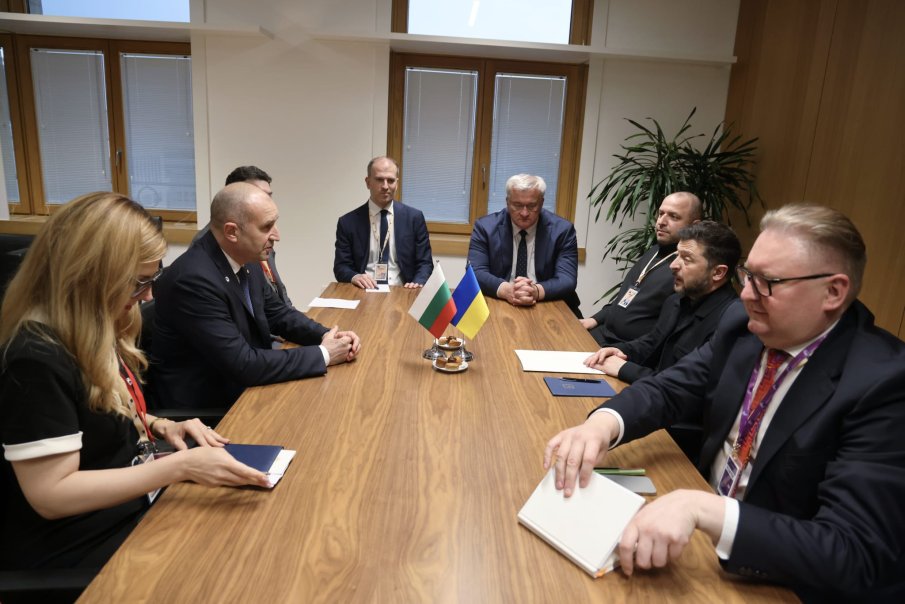 Румен Радев и Володимир Зеленски обсъдиха производството на дронове в България