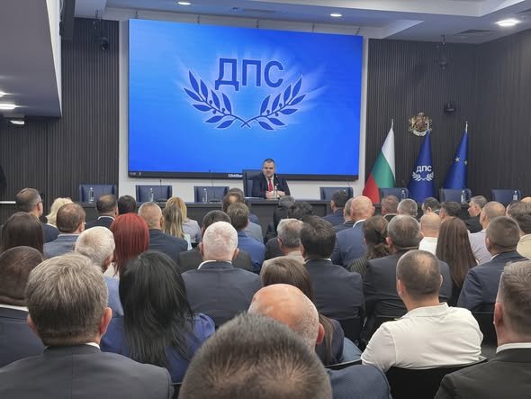 ПЪРВО В ПИК! Делян Пеевски: Аз ще бъда най-отпред и ще ви водя! ДПС ще следва мисията си - това са хората! (СНИМКИ)