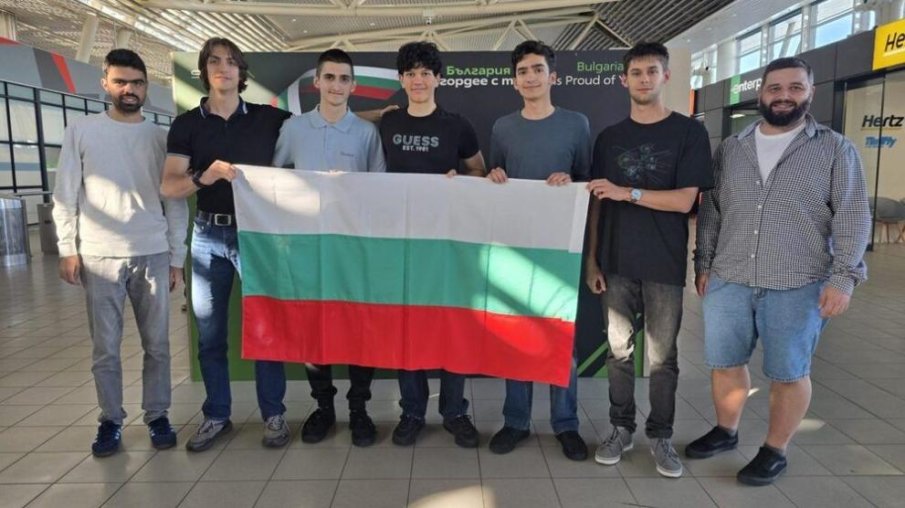 Гордост: Български ученици спечелиха четири медала от Европейската олимпиада по физика в Швеция
