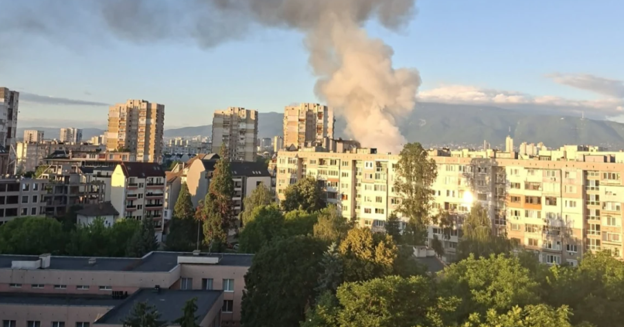 Пожар лумна в столичния квартал Надежда, взривен е автомобил на Пътна помощ