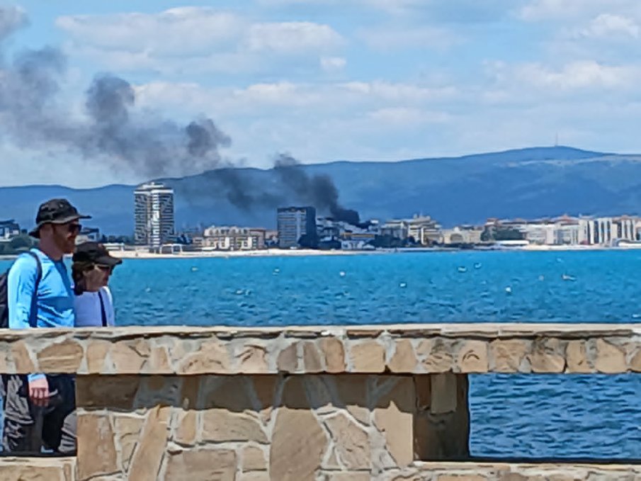 Пожар избухна близо до хотели в Слънчев бряг (СНИМКИ)