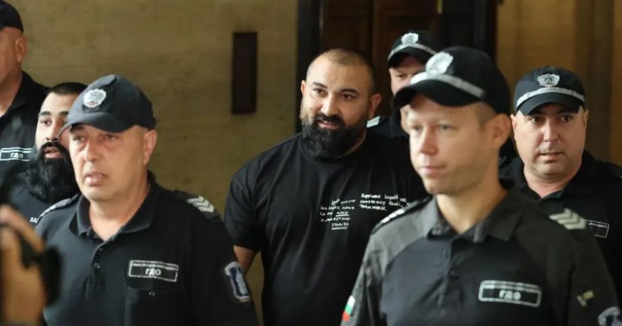 Двама, близки до “Калашниците”, остават в ареста