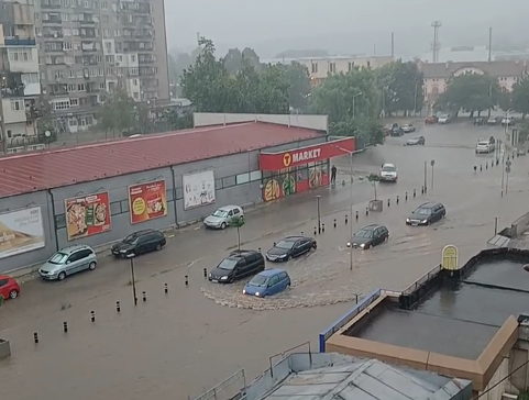 Лом е под вода след силна буря (ВИДЕО)
