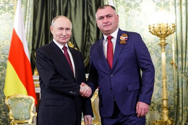 Президентът на Южна Осетия подаде оставка. Стана съветник на Путин