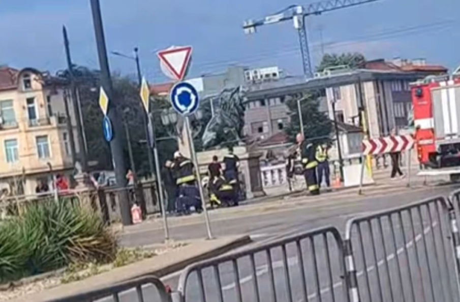 Бутнаха мъж от Лъвов мост в София