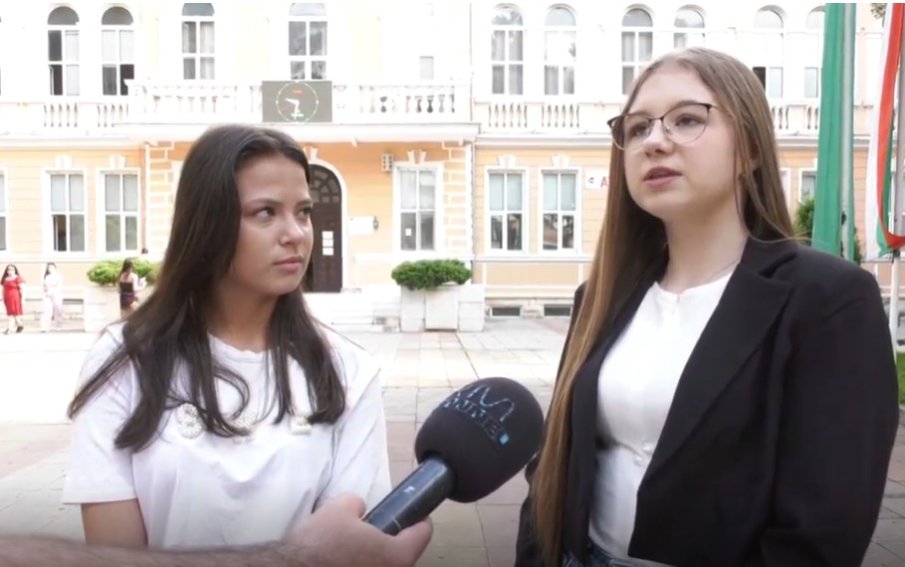 Осмокласнички от Враца върнаха портмоне с 1000 евро на болна жена