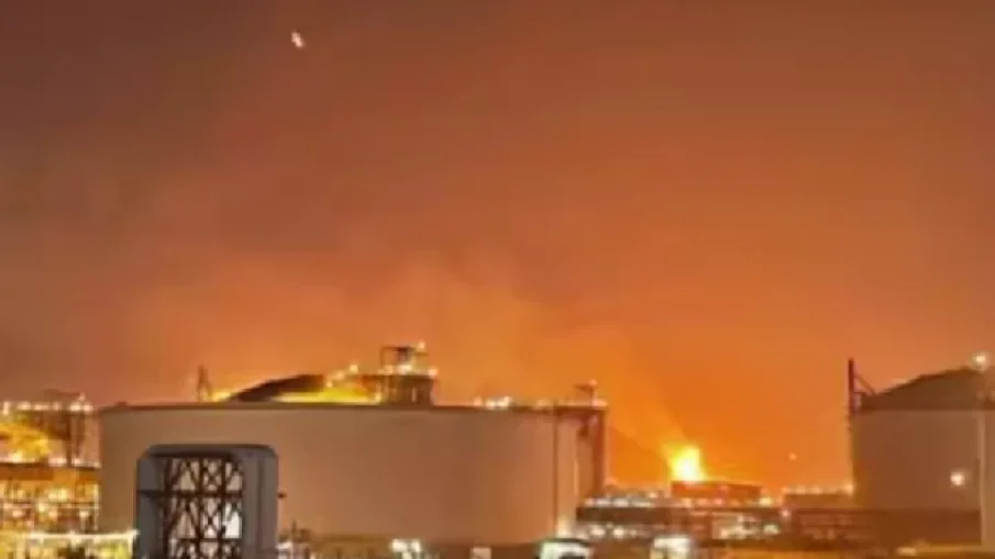 Взрив в газов завод в Катар - 54 ранени, 18 души се издирват