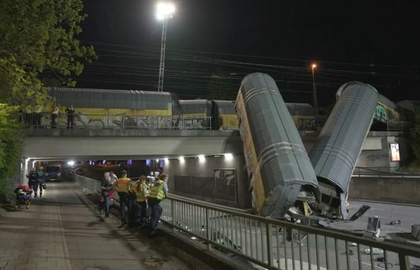 Товарен влак падна от мост в Германия