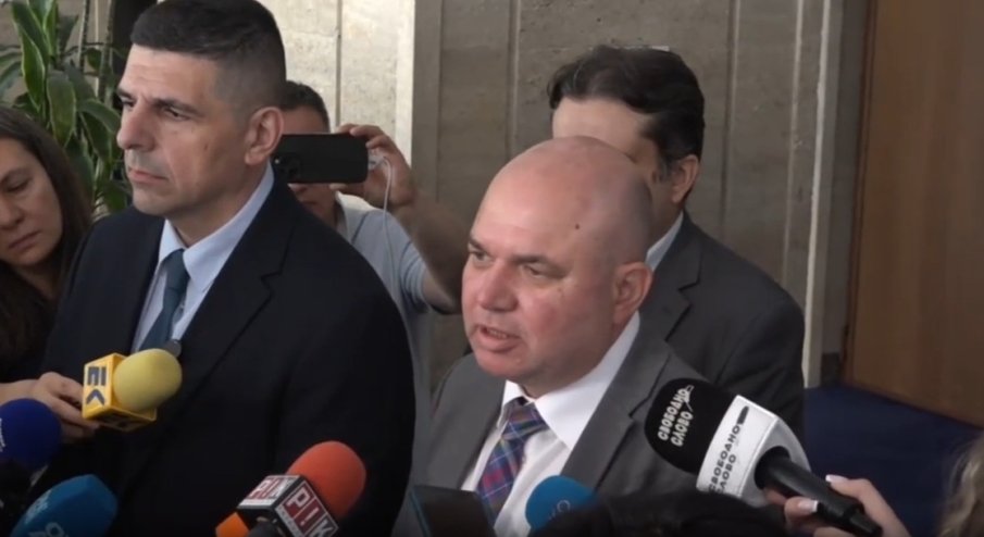ПАК СЕ ПОЧНА С ПАНАИРИТЕ: ДБ иска правителството да изтегли бюджета - Мирчев, Божо и компания май се уплашиха да правят протести