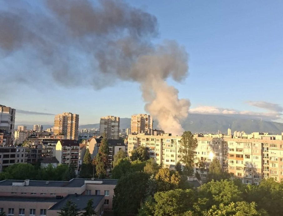 Голям пожар в столичния квартал Обеля: Лежащо болен е изведен по спешност