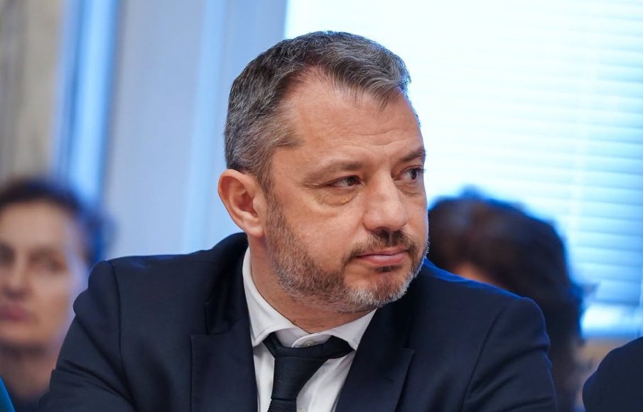 Приеха оставката на Делян Добрев като депутат - четирима негови колеги от ГЕРБ не го пускат