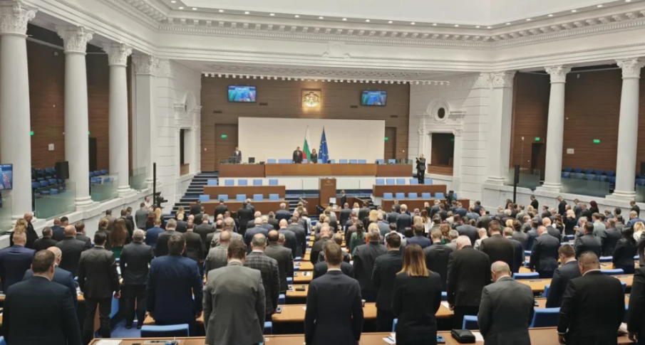 Депутатите почетоха с минута мълчание жертвите на вчерашната трагедия на Тракия