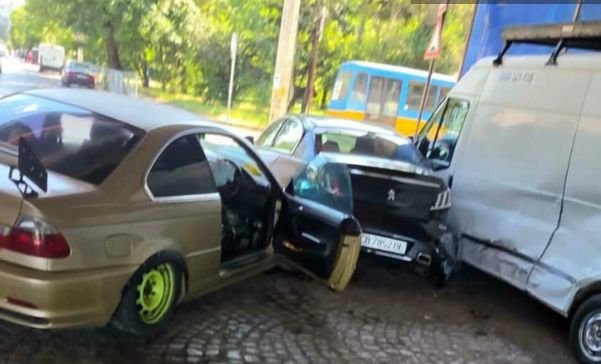 Три коли се удариха в София