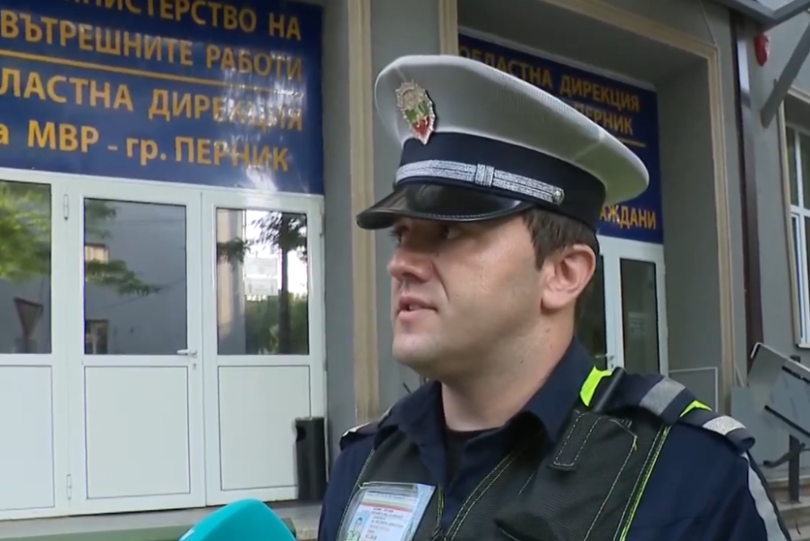 НЕ ЗНАМ КАК ГО НАПРАВИ: Полицаи разказаха как 12-годишното момиче спаси майка си на магистрала Струма