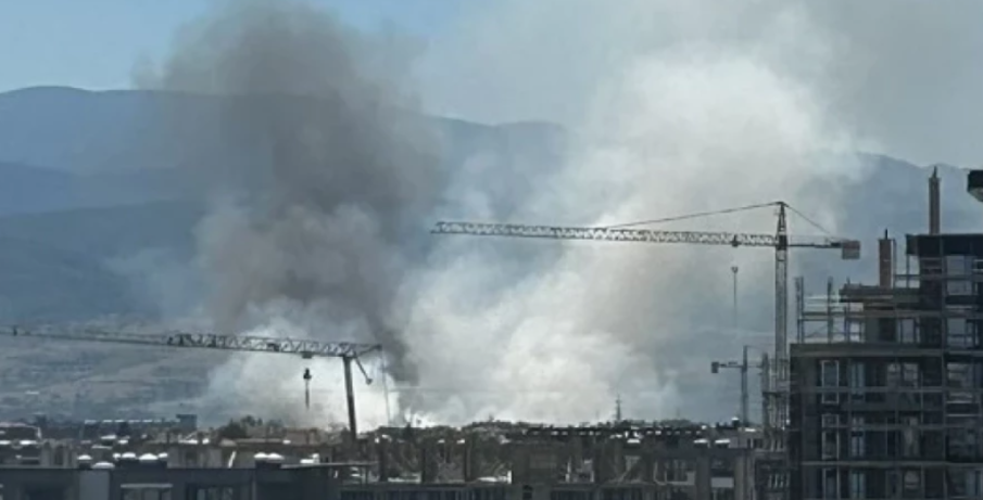 Пожар лумна между два квартала на Пловдив, хората притеснени