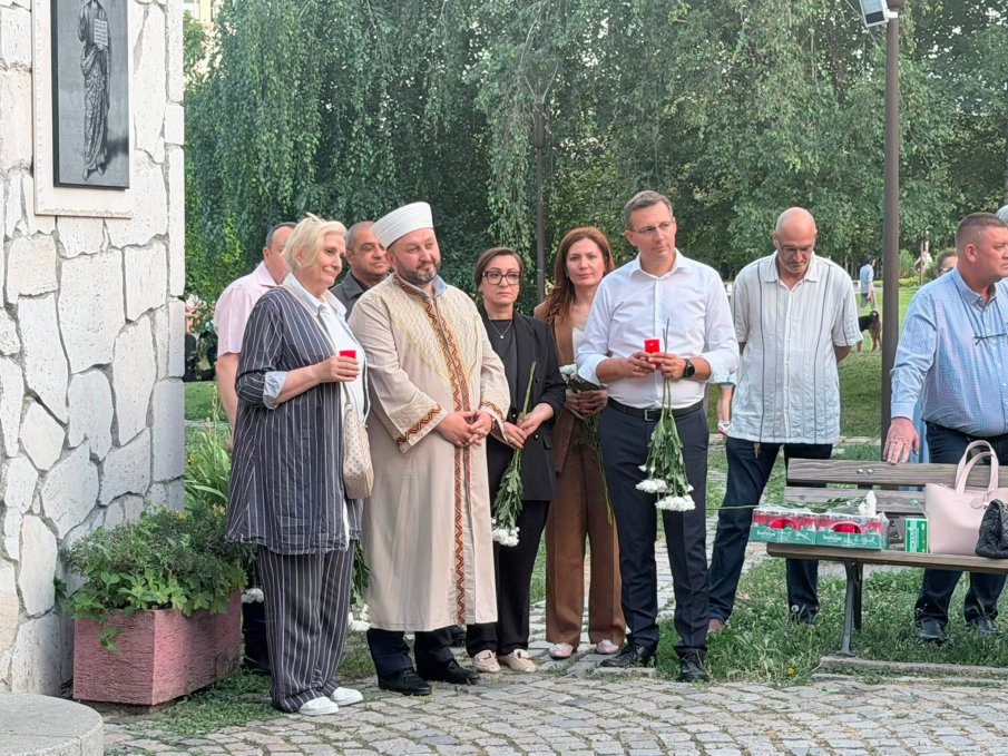ДПС на протестно бдение срещу решението на правителството за закриване на Комисията по досиетата без обществено допитване (СНИМКИ)