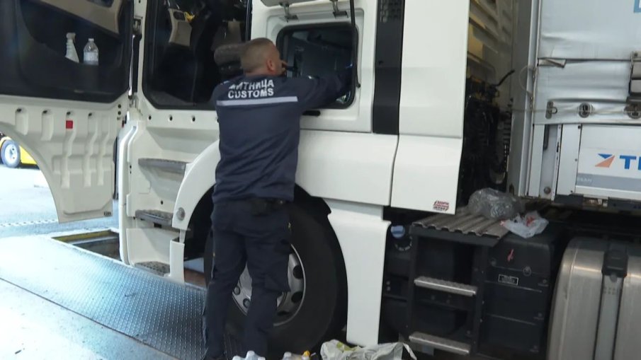 Митничари откриха 73 бойни пистолета в камион на „Капитан Андреево“, пътувал за Нидерландия