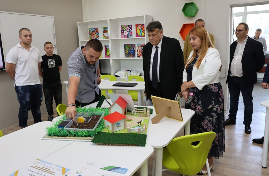 Влагат 2 млн. евро за високи постижения в гимназия „Хенри Форд“