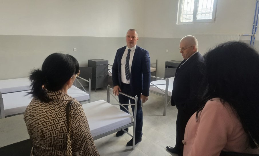 Властта влезе на инспекция в реновирания затвор на Пловдив (СНИМКИ)