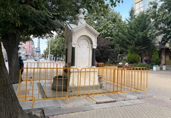 Вандали потрошиха Царската чешма в Казанлък