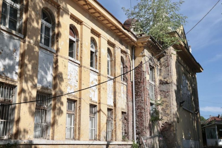 Сградата на 100-годишната минерална баня в Горна баня рухва