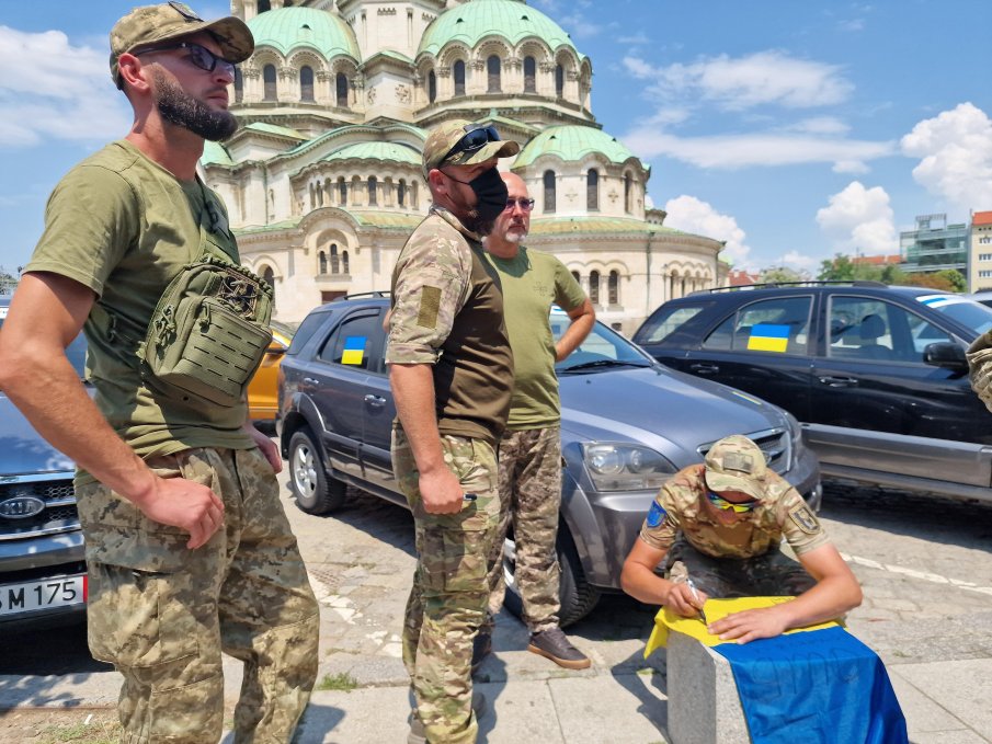 Живеещи у нас руснаци дариха 17 джипа на украинската армия (СНИМКИ)