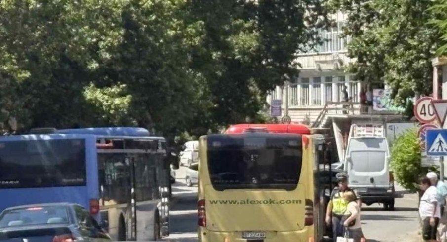 Автобус на градския транспорт блъсна и уби жена в центъра на Велико Търново