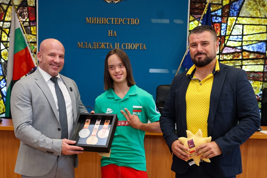 Министър Керязов награди спортистите със синдром на Даун (СНИМКИ)