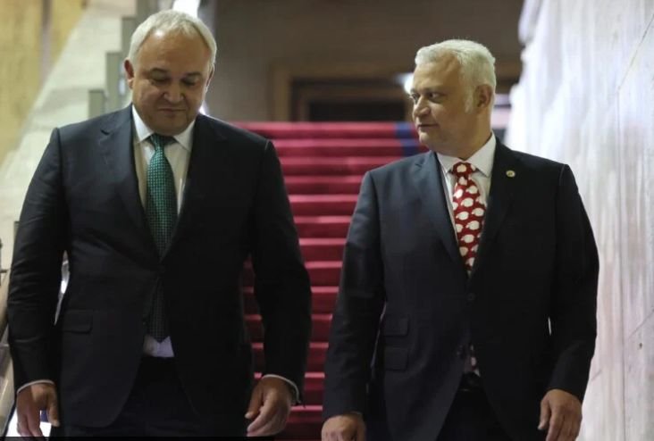 Пратиха есемес на бившия МВР шеф Емил Дечев с призив да изясни истината за полетите на Пеевски