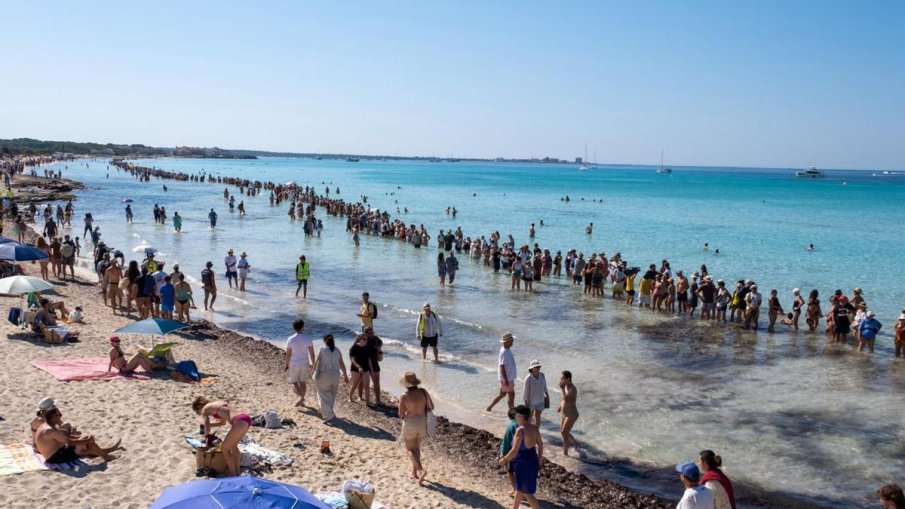 Мъж се удави, докато хиляди хора стоят до него във водата