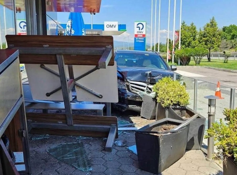Жена заби колата си в крайпътно заведение на Тракия