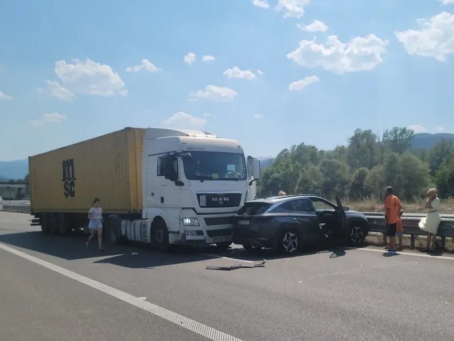 Пиян софиянец се заби в ТИР край Симитли