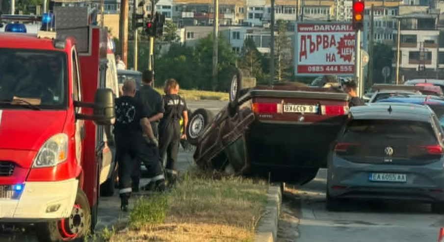 Кола се обърна по таван във Варна, ранено е дете