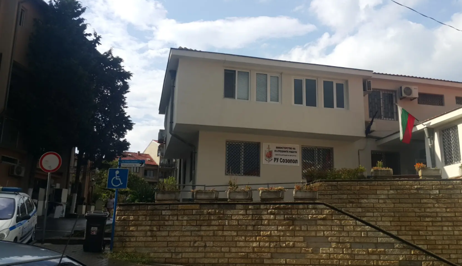 ШОК! Откритата с ножица в гърдите чехкиня 2 години правила опити да сложи край на живота си