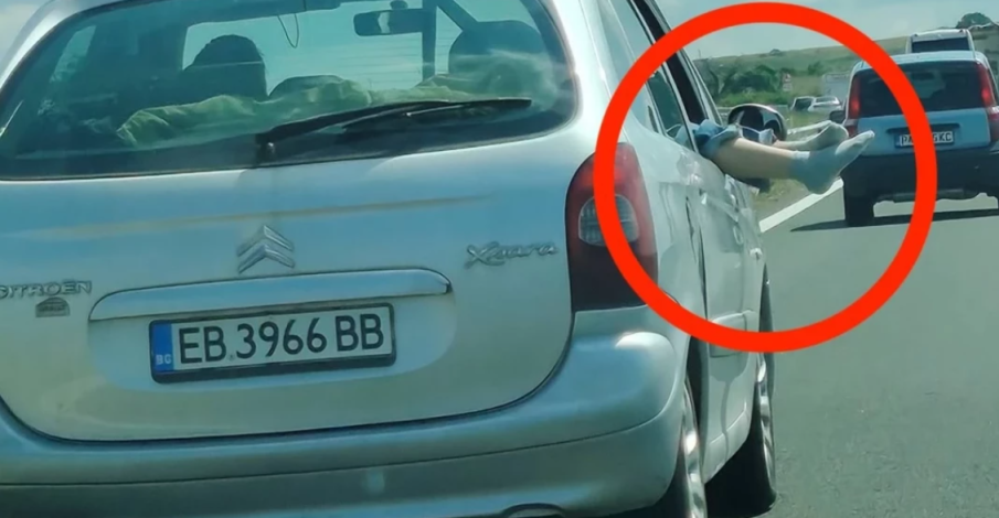 А ЗАКРИЛА НА ДЕТЕТО? Бащата шпори със 130, докато малкото размахва крака през джама