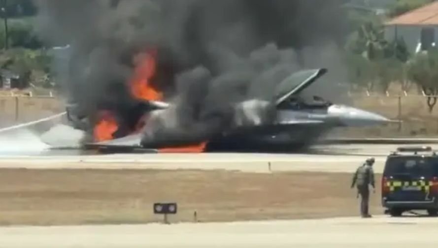 Гръцки изтребител F-16 направи аварийно кацане на Закинтос и впоследствие пламна