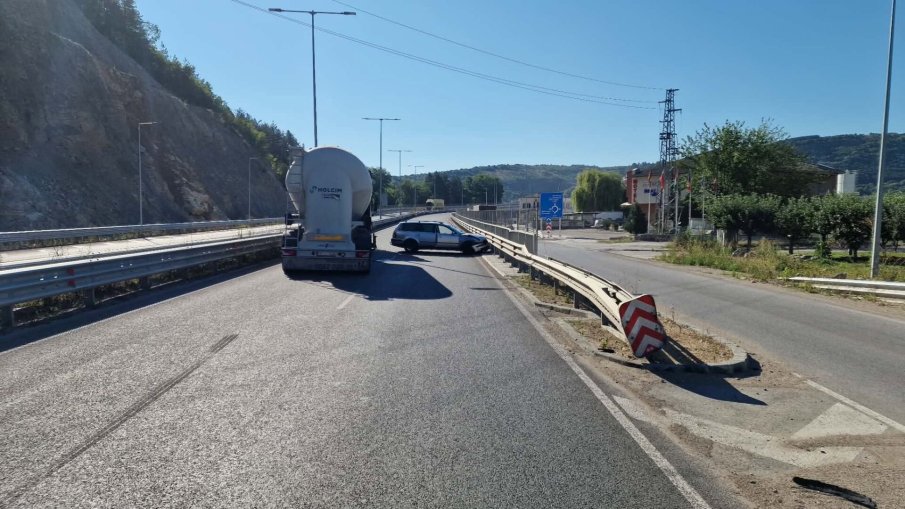 Цистерна и автомобил се удариха до Мездра