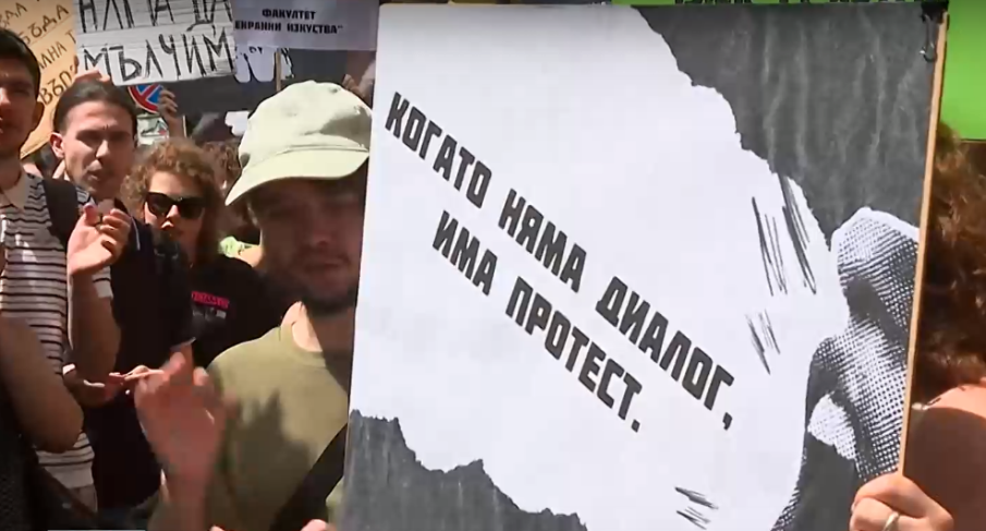 След дни на напрежение: Ректорът на НАТФИЗ разговаря с протестиращите студенти