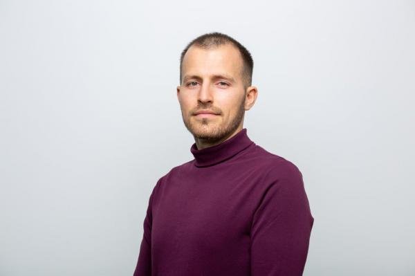 Искрен Митев - от депутатската банка на ППДБ право в касовото апаратче на Дарик