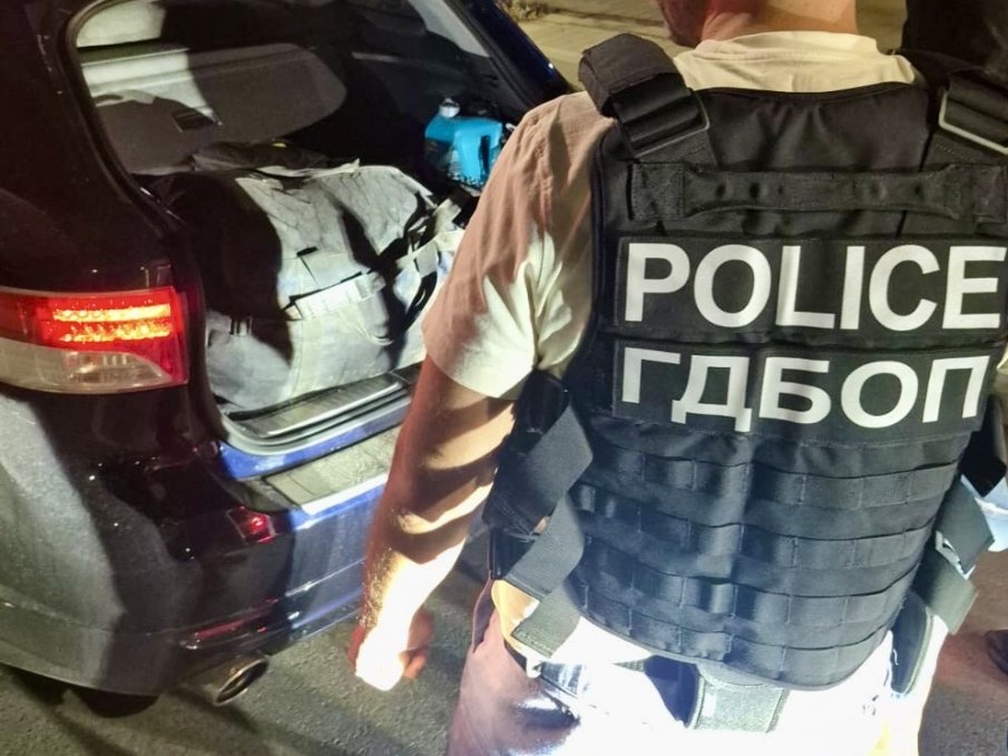 Задържат под стража пласьор, закопчан с 15 кг коноп (СНИМКИ)
