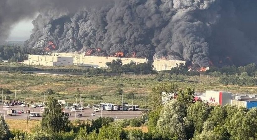 СТОТИЦИ ДРОНОВЕ: Седем загинали и огромен пожар край Москва след масирана украинска атака (ВИДЕО)