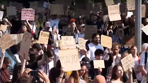 12 града на протест срещу уволнението на министъра на отбраната