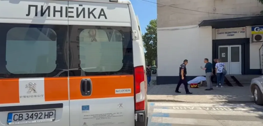ЗЛОВЕЩА ГЛЕДКА! Възрастна жена издъхна на стълбите пред поликлиника (СНИМКИ)
